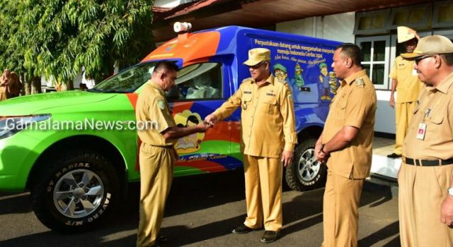 Didampingi Wawali dan Pj Sekda, Wali Kota Tidore Serahkan Bantuan Mobil Perpustakaan Keliling