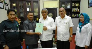 Wali Kota Tidore Serahkan Hibah Tanah dan Rumah kepada Ketua PA Soasio