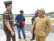 Di Depan Kejari Sula, Aliong Mus ajak Wartawan Tanya Kapan Pembangunan Kejari Taliabu Dibangun