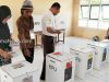 Wabup Morotai dan Istri Menyalurkan Hak Pilihnya di TPS 08