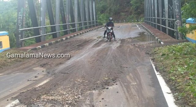 Karena Hujan, Sejumlah Badan Jalan di Tidore Dipenuhi Lumpur