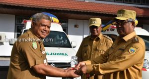 Wali Kota dan Wawali Tidore Serahkan Mobil Ambulance ke Dinkes