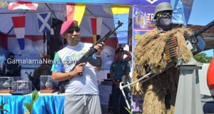 Tinjau Stand, Wabup Morotai Foto Sambil Memegang Senjata
