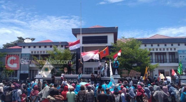 Ratusan Mahasiswa Unipas Unjuk Rasa di Kantor DPRD Morotai