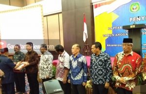 Gubernur Maluku Utara Serahkan DIPA dan Daftar Alokasi TKDD T.A 2020