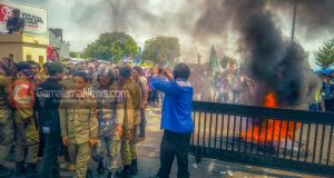 Demo HMI Ternate di Depan Kantor Wali Kota Diwarnai Bakar Ban