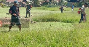 Babinsa Koramil Bere-bere Bersama Warga Desa Yao Bersihkan Lapangan Bola Kaki