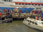 Mobil Pick Up Bermuatan Sayuran Jatuh Menimpa Speedboat di Pelabuhan Bastiong