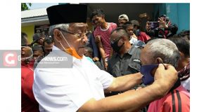 Cegah Penyebaran Covid-19, Wali Kota dan Wawali Tidore Bagi-Bagi Masker