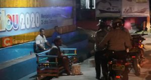 Tindak Lanjut Instruksi Wali Kota, Warga yang Masih Beraktivitas pada Pukul 22.00 WIT Dibubarkan oleh Petugas