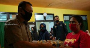 Wawali Tidore Secara Simbolis Serahkan Bantuan ke 833 Orang KPM di Oba Utara