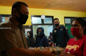 Wawali Tidore Secara Simbolis Serahkan Bantuan ke 833 Orang KPM di Oba Utara