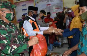 Wali Kota Tidore Salurkan Bantuan Untuk Warga