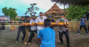 Kampanye Stop Narkoba, Kepala BNNP Malut Ikut Main Bara Masuen (Bambu Gila) di Mini Festival Kulaba Tempo Dulu