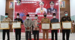 Peringatan Hari HAM Sedunia, Wagub Serahkan Penghargaan Peduli HAM ke Lima Pemerintah Daerah di Malut