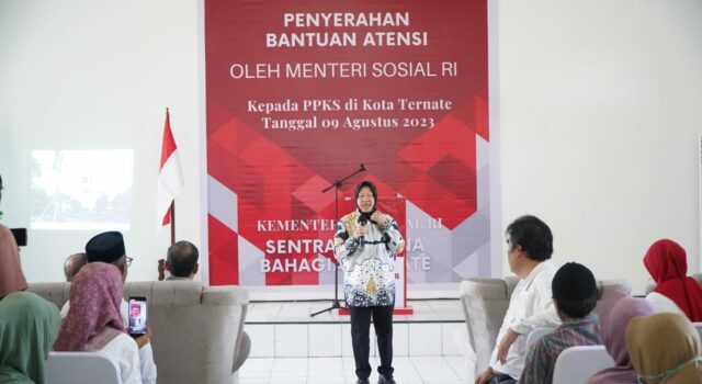 Kunker ke Malut, Mensos Serahkan Bantuan Sembako ke Lansia, Disabilitas dan Anak Yatim