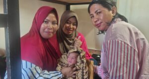 Anggota Bhayangkari Pulau Taliabu Bantu Proses Kelahiran Bayi di KM Al Sudais Ibu Ani dan dua rekannya usai membantu proses melahirkan. (Foto: Istimewa)