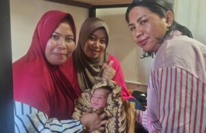 Ibu Ani dan dua rekannya usai membantu proses melahirkan. (Foto: Istimewa)