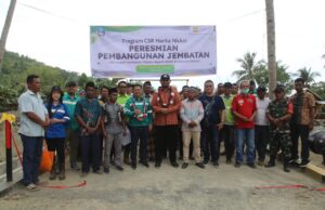 Bupati Halsel Resmikan Masjid dan Jembatan Bantuan Harita Nickel di Desa Soligi