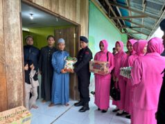 Kompi 2 Batalyon B bersama Bhayangkari berbagi di Bulan Ramadan