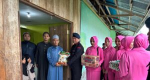 Kompi 2 Batalyon B bersama Bhayangkari berbagi di Bulan Ramadan