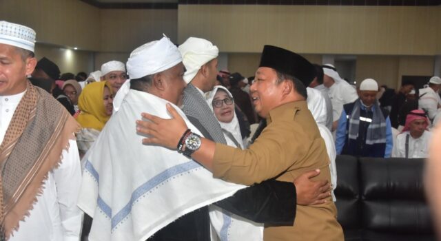 Sekda Kota Ternate Sambut Kedatangan Jamaah Haji